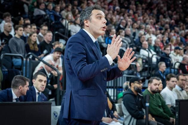 Cheftrainer Paolo Galbiati (Kosner Baskonia Vitoria-Gasteiz) mit Anweisungen, Gestik, FC Bayern Muenchen Basketball vs. Kosner Baskonia Vitoria-Gasteiz, Basketball, Maenner, Turkish Airlines EuroLeague, Regulaere Saison, Saison 2025 2026, 07.01.2026 Muenchen Bayern Deutschland