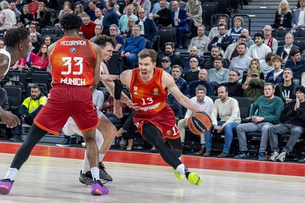 Andreas Obst 13 (FC Bayern Muenchen Basketball) in Aktion, dribbelt, mit David McCormack 33 (FC Bayern Muenchen Basketball), FC Bayern Muenchen Basketball vs. Kosner Baskonia Vitoria-Gasteiz, Basketball, Maenner, Turkish Airlines EuroLeague, Regulaere Saison, Saison 2025 2026, 07.01.2026 Muenchen Bayern Deutschland