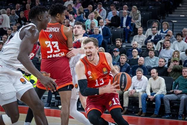 Andreas Obst 13 (FC Bayern Muenchen Basketball) in Aktion, mit David McCormack 33 (FC Bayern Muenchen Basketball), FC Bayern Muenchen Basketball vs. Kosner Baskonia Vitoria-Gasteiz, Basketball, Maenner, Turkish Airlines EuroLeague, Regulaere Saison, Saison 2025 2026, 07.01.2026 Muenchen Bayern Deutschland