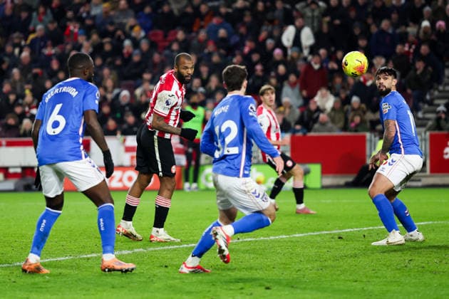 Igor Thiago of Brentford heads their second goal 2-0 Brentford v Sunderland, Premier League, Football, Gtech Community Stadium, London, UK - 07 Jan 2026London Gtech Community Stadium United Kingdom EDITORIAL USE ONLY No use with unauthorised audio, video, data, fixture lists, club league logos or live services. Online in-match use limited to 120 images, no video emulation. No use in betting, games or single club league player publications. Copyright: xAndrewxFosker Shutterstockx 16232846bd