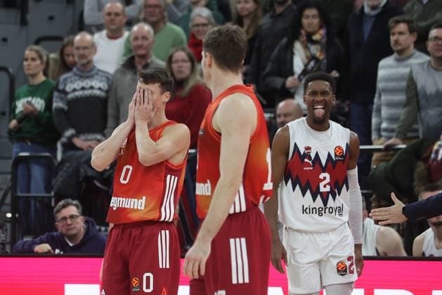 Fassungslos . . . Neuzugang . . . Bayerns 0 Nenat DIMITRIJEVIC, Baskonias 2 SIMMONS. Basketball: Bayern - Baskonia. Euroleague, FC Bayern Basketball - Kosner Baskonia Vitoria-Gasteiz, Runde 20, Saison 2025-2026, am 7.01.2026 in Muenchen, S A P G A R D E N, Deutschland. Quelle Copyright Credit : Oryk HAIST