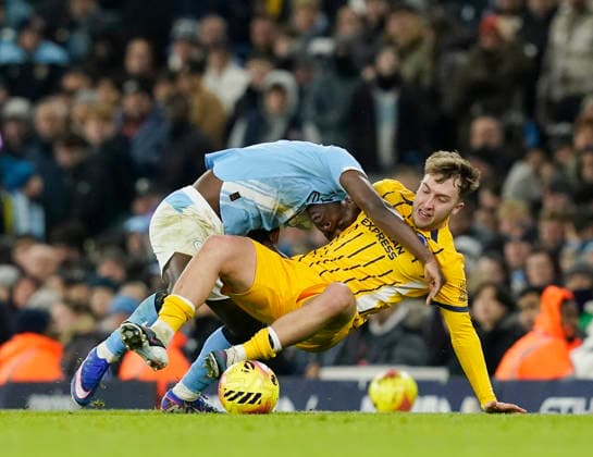 Manchester, England, 7th January 2026. Jack Hinshelwood of Brighton (r) attempts to get to grips with Jeremy Doku of Manchester City (l) during the Manchester City vs Brighton and Hove Albion Premier League match at the Etihad Stadium, Manchester. Picture credit should read: Andrew Yates Sportimage EDITORIAL USE ONLY. No use with unauthorised audio, video, data, fixture lists, club league logos or live services. Online in-match use limited to 120 images, no video emulation. No use in betting, games or single club league player publications. SPI_052_AY_Man_City_Brighton SPI-4435-0052