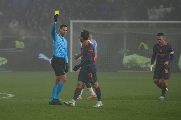January 7, 2026, Parma: Inter™s Hakan Calhanoglu is cautioned by the referee during the italian soccer Serie A match between Parma Calcio 1913 vs FC Internazionale Milano on january 7, 2026 at the Stadio Ennio Tardini in Parma, Italy. ANSA Soccer: Serie A; Parma Vs Inter  - ZUMAa110 20260107_zaf_a110_074 Copyright: xLorenzoxCattanix