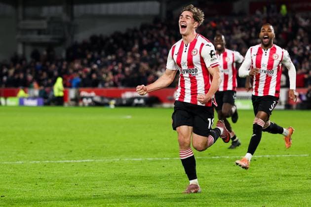 Yehor Yarmolyuk of Brentford (L) scores the third goal 3-0 & celebrates Brentford v Sunderland, Premier League, Football, Gtech Community Stadium, London, UK - 07 Jan 2026London Gtech Community Stadium United Kingdom EDITORIAL USE ONLY No use with unauthorised audio, video, data, fixture lists, club league logos or live services. Online in-match use limited to 120 images, no video emulation. No use in betting, games or single club league player publications. Copyright: xAndrewxFosker Shutterstockx 16232846bi
