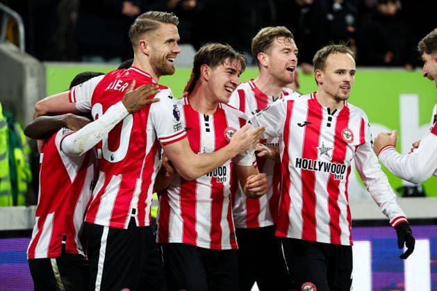 Yehor Yarmolyuk of Brentford (centre) scores the third goal 3-0 & celebrates team mates Brentford v Sunderland, Premier League, Football, Gtech Community Stadium, London, UK - 07 Jan 2026London Gtech Community Stadium United Kingdom EDITORIAL USE ONLY No use with unauthorised audio, video, data, fixture lists, club league logos or live services. Online in-match use limited to 120 images, no video emulation. No use in betting, games or single club league player publications. Copyright: xAndrewxFosker Shutterstockx 16232846bl