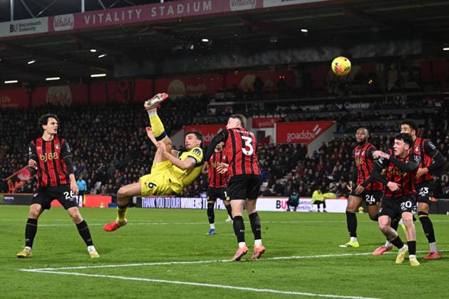 Bournemouth v Tottenham Hotspur, Premier League Goal 2-2 - Joao Palhinha (6) of Tottenham Hotspur scores the equalising goal with an overhead kick during the Premier League match between Bournemouth and Tottenham Hotspur at the Vitality Stadium, Bournemouth, UK on 7 January 2026. Bournemouth Vitality Stadium Dorset UK Editorial use only DataCo restrictions apply See www.football-dataco.com , Copyright: xGrahamxHuntx PSI-23541-0115