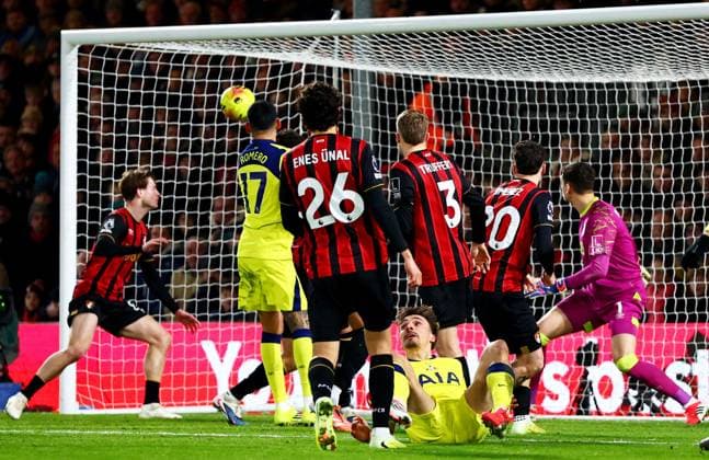 Joao Palhinha of Tottenham Hotspur scores a goal to make the score 2-2. AFC Bournemouth v Tottenham Hotspur, Premier League, Football, Vitality Stadium, Bournemouth, UK - 07 Jan 2026Bournemouth Vitality Stadium United Kingdom EDITORIAL USE ONLY No use with unauthorised audio, video, data, fixture lists, club league logos or live services. Online in-match use limited to 120 images, no video emulation. No use in betting, games or single club league player publications. Copyright: xJamesxMarsh Shutterstockx 16232824cn