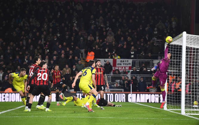 AFC Bournemouth v Tottenham Hotspur, Premier League, Football, Vitality Stadium, Bournemouth, Dorset, UK - 07 Jan 2026 Djordje Petrovic of AFC Bournemouth saves from Micky van de Ven of Tottenham Hotspur. Bournemouth Vitality Stadium Dorset GBR, UK NEWSPAPERS OUT Copyright: xMarkxEnfieldx