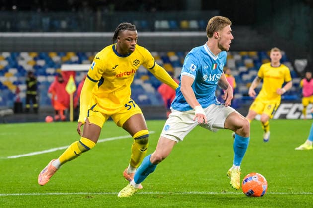 2026-01-07 SSC Napoli v Hellas Verona - Italian Serie A Enilive NAPLES, ITALY - JANUARY 7: Armel Bella-Kotchap of Hellas Verona, Rasmus Hojlund of SSC Napoli during the Italian Serie A Enilive match between SSC Napoli and Hellas Verona at Stadio Diego Armando Maradona on January 7, 2026 in Naples, Italy. Naples Stadio Diego Armando Maradona Italy Content not available for redistribution in The Netherlands directly or indirectly through any third parties. Copyright: xCiroxSantangelox