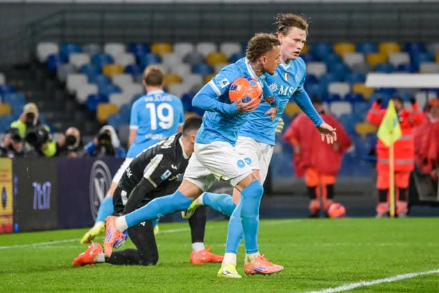 2026-01-07 SSC Napoli v Hellas Verona - Italian Serie A Enilive NAPLES, ITALY - JANUARY 7: Noa Lang of SSC Napoli, Scott McTominay of SSC Napoli celebrating during the Italian Serie A Enilive match between SSC Napoli and Hellas Verona at Stadio Diego Armando Maradona on January 7, 2026 in Naples, Italy. Naples Stadio Diego Armando Maradona Italy Content not available for redistribution in The Netherlands directly or indirectly through any third parties. Copyright: xCiroxSantangelox