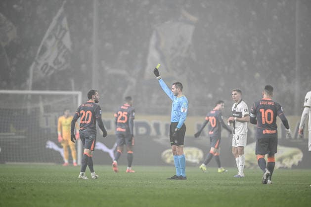 Referee Andrea Colombo shows yellow card to Hakan Calhanoglu of FC Inter during the Italian Serie A football match between Parma Calcio 1913 and Inter FC Internazionale on January 7th 2026 at Ennio Tardini stadium in Parma, Italy  Copyright: xTizianoxBallabio IPAxSportx xipa-agency.netx xx IPA_69796093 IPA_Agency_IPA69796093