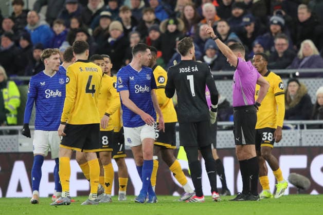 Everton v Wolverhampton Wanderers, Premier League Michael Keane of Everton receives a straight red card from Referee Thomas Kirk during the Premier League match between Everton and Wolverhampton Wanderers at Hill Dickinson Stadium, Liverpool, UK on 7 January 2026. Liverpool Hill Dickinson Stadium Merseyside UK Editorial use only DataCo restrictions apply See www.football-dataco.com , Copyright: xAlunxRobertsx PSI-23540-0049