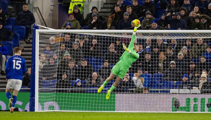 Football - FA Premier League - Everton FC v Wolverhampton Wanderers FC LIVERPOOL, ENGLAND - Wednesday, January 7, 2026: Everton s goalkeeper Jordan Pickford makes a save during the FA Premier League match between Everton FC and Wolverhampton Wanderers FC at Bramley-Moore Dock. (Photo by David Rawcliffe Propaganda) LIVERPOOL Bramley-Moore Dock MERSEYSIDE ENGLAND  Copyright: xDavidxRawcliffex P2026-01-07-Everton_Wolves-57