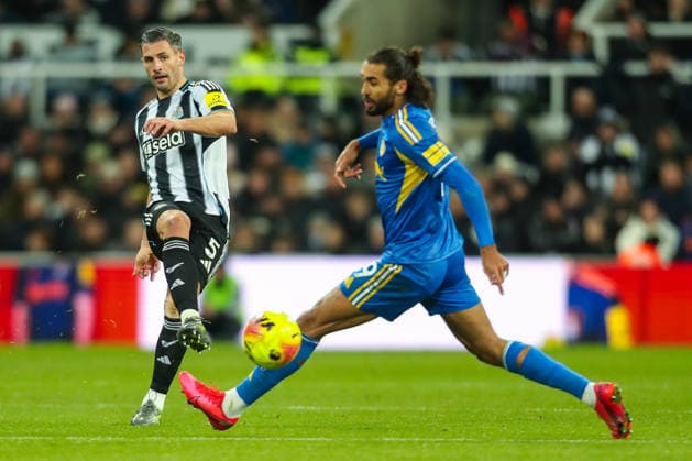 Newcastle United v Leeds United, Premier League Fabian Schär Of Newcastle United in action during the Newcastle United v Leeds United Premier League match at St. James Park, Newcastle Upon Tyne, England on 7 January 2026 Credit: Lee Keuneke Every Second Media Editorial use only. All images are copyright Every Second Media Limited. No images may be reproduced without prior permission. All rights reserved. Premier League and Football League images are subject to licensing agreements with Football DataCo Limited. see https: www.football-dataco.com Copyright: xIMAGO EveryxSecondxMediax ESM-1740-0074 LeexKeunekex xEveryxSecondxMediax