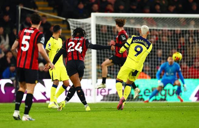 Antoine Semenyo of AFC Bournemouth scores a goal to make the score 3-2. AFC Bournemouth v Tottenham Hotspur, Premier League, Football, Vitality Stadium, Bournemouth, UK - 07 Jan 2026Bournemouth Vitality Stadium United Kingdom EDITORIAL USE ONLY No use with unauthorised audio, video, data, fixture lists, club league logos or live services. Online in-match use limited to 120 images, no video emulation. No use in betting, games or single club league player publications. Copyright: xJamesxMarsh Shutterstockx 16232824co
