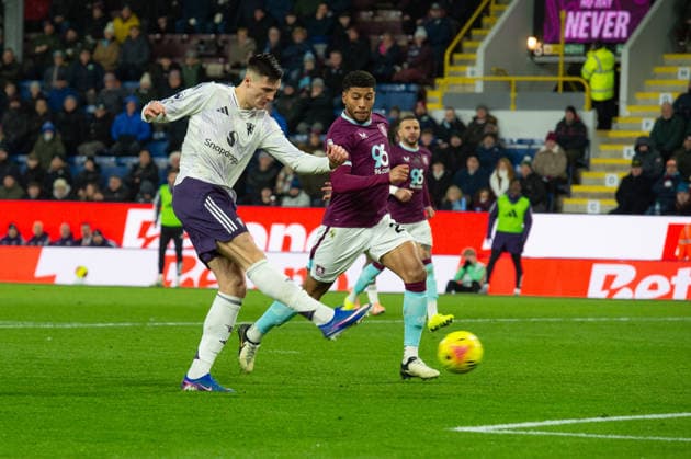 Burnley v Manchester United, ManU Premier League Benjamin Å eÅ¡ko of Manchester United scores his sides first goal ahead of Josh Laurent of Burnley during the Premier League between Burnley and Manchester United at Turf Moor, Burnley 07 01 2026 UK Newspapers OUT Copyright: xMattxWilkinsonx FIL-22757-0042