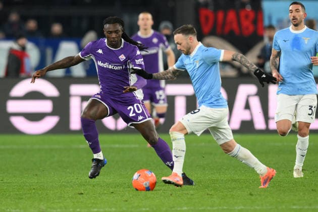7th January 2026, Stadio Olimpico, Rome, Italy; Italian Serie A Football; Lazio versus Fiorentina; Manuel Lazzari of SS Lazio under pressure from Moise Kean of AC Fiorentina  AllShotLive Content restricted for UK based newspaper