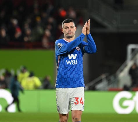 Brentford v Sunderland Premier League Granit Xhaka of Sunderland applauds the away fans after the Premier League match at the Gtech Community Stadium, Brentford 07 01 2026 UK Newspapers OUT Copyright: xNigelxBramleyx FIL-22756-0063