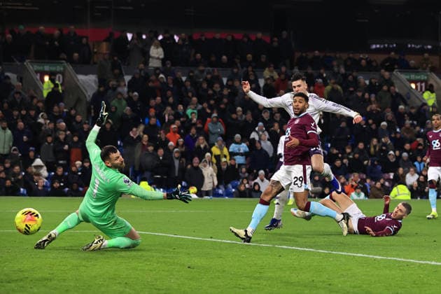 7th January 2026; Turf Moor, Burnley, Lancashire, England; Premier League Football, Burnley versus Manchester United, ManU Benjamin Sesko of Manchester United beats Burnley goalkeeper Martin Dubravka to level the score at 1-1 after 50 minutes  DavidxBlunsden