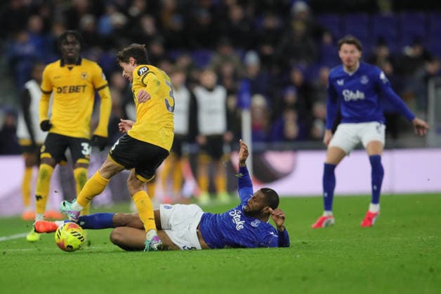 Everton v Wolverhampton Wanderers, Premier League Beto of Everton and Ladislav KrejÄi of Wolverhampton Wanderers during the Premier League match between Everton and Wolverhampton Wanderers at Hill Dickinson Stadium, Liverpool, UK on 7 January 2026. Liverpool Hill Dickinson Stadium Merseyside UK Editorial use only DataCo restrictions apply See www.football-dataco.com , Copyright: xAlunxRobertsx PSI-23540-0056