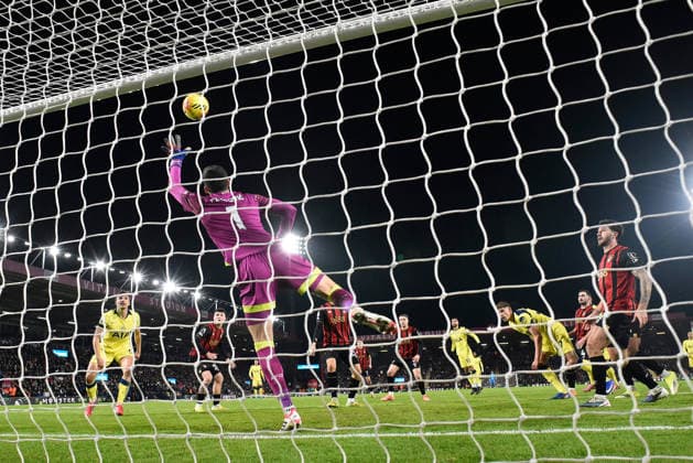 Bournemouth v Tottenham Hotspur, Premier League Djordje Petrovic (1) of AFC Bournemouth makes a save from a headed shot at goal by Micky van de Ven (37) of Tottenham Hotspur during the Premier League match between Bournemouth and Tottenham Hotspur at the Vitality Stadium, Bournemouth, UK on 7 January 2026. Bournemouth Vitality Stadium Dorset UK Editorial use only DataCo restrictions apply See www.football-dataco.com , Copyright: xGrahamxHuntx PSI-23541-0130