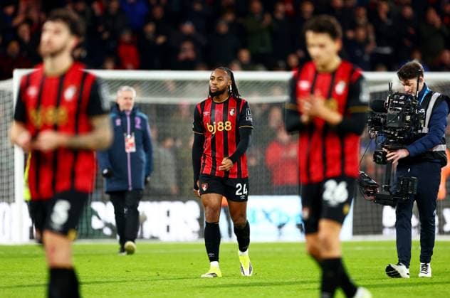 Antoine Semenyo of AFC Bournemouth applauds fans. AFC Bournemouth v Tottenham Hotspur, Premier League, Football, Vitality Stadium, Bournemouth, UK - 07 Jan 2026Bournemouth Vitality Stadium United Kingdom EDITORIAL USE ONLY No use with unauthorised audio, video, data, fixture lists, club league logos or live services. Online in-match use limited to 120 images, no video emulation. No use in betting, games or single club league player publications. Copyright: xJamesxMarsh Shutterstockx 16232824dh