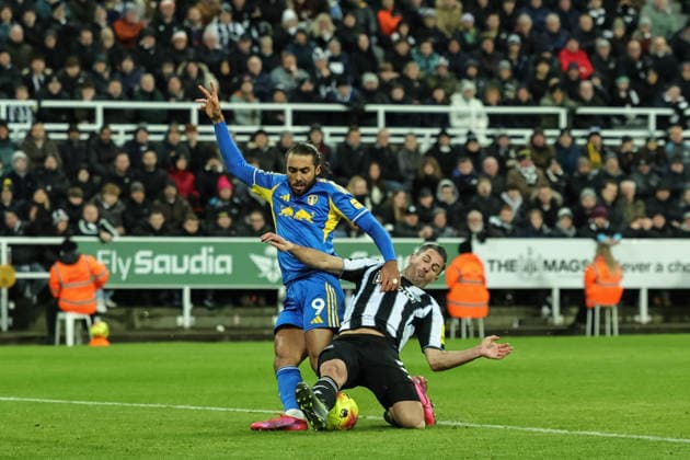 Premier League Newcastle United v Leeds United Fabian Schar of Newcastle Untied slide tackles Dominic Calvert-Lewin of Leeds United during the Premier League match Newcastle United vs Leeds United at St. James s Park, Newcastle, United Kingdom, 7th January 2026 (Photo by Mark Cosgrove News Images) Newcastle St. James s Park Tyne and Wear United Kingdom Copyright: xMarkxCosgrove NewsxImagesx