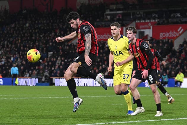 Bournemouth v Tottenham Hotspur, Premier League Marcos Senesi (5) of AFC Bournemouth clears the ball during the Premier League match between Bournemouth and Tottenham Hotspur at the Vitality Stadium, Bournemouth, UK on 7 January 2026. Bournemouth Vitality Stadium Dorset UK Editorial use only DataCo restrictions apply See www.football-dataco.com , Copyright: xGrahamxHuntx PSI-23541-0133