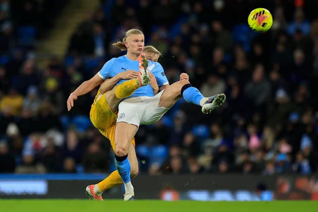 Manchester City v Brighton and Hove Albion, Premier League Erling Haaland (9) of Manchester City and Jan Paul van Hecke (6) of Brighton & Hove Albion challenge for the ball during the Premier League match between Manchester City and Brighton and Hove Albion at the Etihad Stadium, Manchester, UK on 7 January 2026. Manchester Etihad Stadium Manchester UK Editorial use only DataCo restrictions apply See www.football-dataco.com , Copyright: xConorxMolloyx PSI-23536-0064