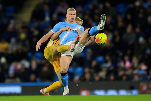 Manchester City v Brighton and Hove Albion, Premier League Erling Haaland (9) of Manchester City and Jan Paul van Hecke (6) of Brighton & Hove Albion challenge for the ball during the Premier League match between Manchester City and Brighton and Hove Albion at the Etihad Stadium, Manchester, UK on 7 January 2026. Manchester Etihad Stadium Manchester UK Editorial use only DataCo restrictions apply See www.football-dataco.com , Copyright: xConorxMolloyx PSI-23536-0065