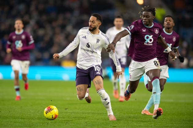 Burnley v Manchester United, ManU Premier League Matheus Cunha of Manchester United holds off Lesley Ugochukwu of Burnley during the Premier League between Burnley and Manchester United at Turf Moor, Burnley 07 01 2026 UK Newspapers OUT Copyright: xMattxWilkinsonx FIL-22757-0049