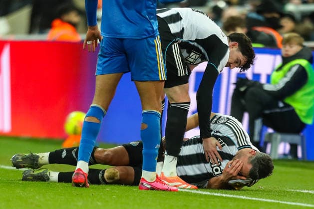 Newcastle United v Leeds United, Premier League Fabian Schär Of Newcastle United goes down injured during the Newcastle United v Leeds United Premier League match at St. James Park, Newcastle Upon Tyne, England on 7 January 2026 Credit: Lee Keuneke Every Second Media Editorial use only. All images are copyright Every Second Media Limited. No images may be reproduced without prior permission. All rights reserved. Premier League and Football League images are subject to licensing agreements with Football DataCo Limited. see https: www.football-dataco.com Copyright: xIMAGO EveryxSecondxMediax ESM-1740-0083 LeexKeunekex xEveryxSecondxMediax