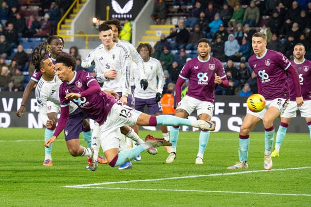 Burnley v Manchester United, ManU Premier League Leny Yoro of Manchester United (left) with a header on goal ahead of Bashir Humphreys of Burnley during the Premier League between Burnley and Manchester United at Turf Moor, Burnley 07 01 2026 UK Newspapers OUT Copyright: xMattxWilkinsonx FIL-22757-0054