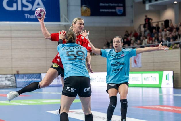 Handball Bundesliga Frauen, Saison 2025 2026 SV Union Halle-Neustadt vs.Thüringer HC Halle, Deutschland 07.Januar 2026: Im Bild:v. li. im Zweikampf Csenge Kuczora (Thueringer HC), Lea Gruber (Halle) und Jana Leonie Scheib (Thueringer HC) Halle Saale SWH Arena Sachsen-Anhalt Deutschland