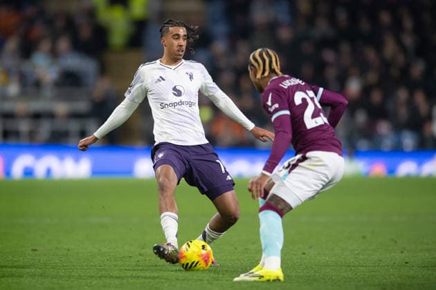 Burnley v Manchester United, ManU Premier League Leny Yoro of Manchester United takes on Lucas Pires of Burnley during the Premier League between Burnley and Manchester United at Turf Moor, Burnley 07 01 2026 UK Newspapers OUT Copyright: xMattxWilkinsonx FIL-22757-0055