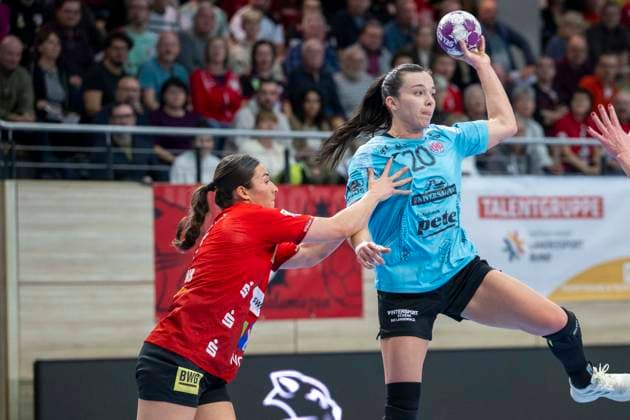 Handball Bundesliga Frauen, Saison 2025 2026 SV Union Halle-Neustadt vs.Thüringer HC Halle, Deutschland 07.Januar 2026: Im Bild:v. li. im Zweikampf Lynn Molenaar (Halle) und Jana Leonie Scheib (Thueringer HC) Halle Saale SWH Arena Sachsen-Anhalt Deutschland