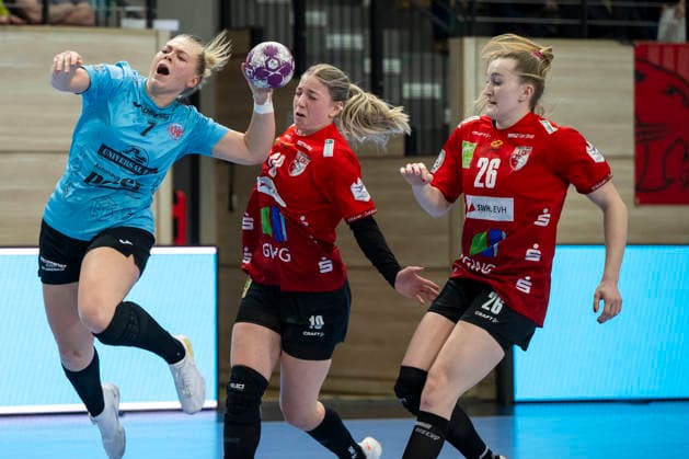 Handball Bundesliga Frauen, Saison 2025 2026 SV Union Halle-Neustadt vs.Thüringer HC Halle, Deutschland 07.Januar 2026: Im Bild:v.li.Lotta Heider (Thueringer HC), Viktoria Marksteiner (Halle) und Cara Reuthal (Halle) Halle Saale SWH Arena Sachsen-Anhalt Deutschland