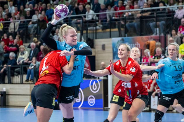 Handball Bundesliga Frauen, Saison 2025 2026 SV Union Halle-Neustadt vs.Thüringer HC Halle, Deutschland 07.Januar 2026: Im Bild:v. li. im Zweikampf Lynn Molenaar (Halle), Johanna Reichert (Thueringer HC) und Lea Gruber (Halle) Halle Saale SWH Arena Sachsen-Anhalt Deutschland