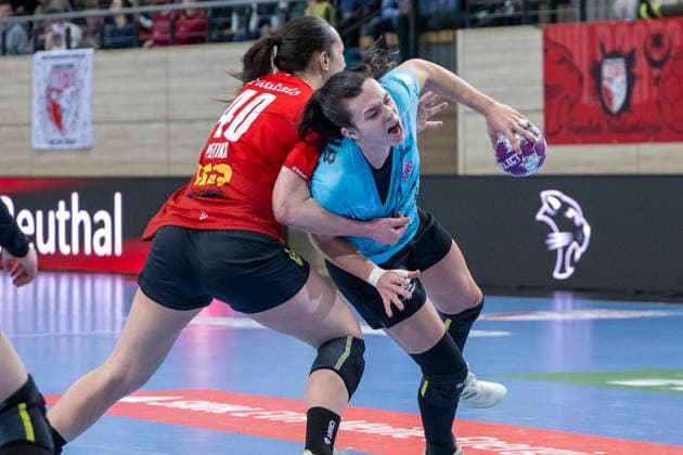 Handball Bundesliga Frauen, Saison 2025 2026 SV Union Halle-Neustadt vs.Thüringer HC Halle, Deutschland 07.Januar 2026: Im Bild:v. li. im Zweikampf Tena Petika (Halle) und Jana Leonie Scheib (Thueringer HC) Halle Saale SWH Arena Sachsen-Anhalt Deutschland