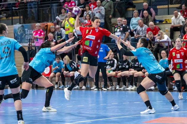 Handball Bundesliga Frauen, Saison 2025 2026 SV Union Halle-Neustadt vs.Thüringer HC Halle, Deutschland 07.Januar 2026: Im Bild:v. li. im Zweikampf Jana Leonie Scheib (Thueringer HC), Lynn Molenaar (Halle) und Giulia Guarieiro (Thueringer HC) Halle Saale SWH Arena Sachsen-Anhalt Deutschland
