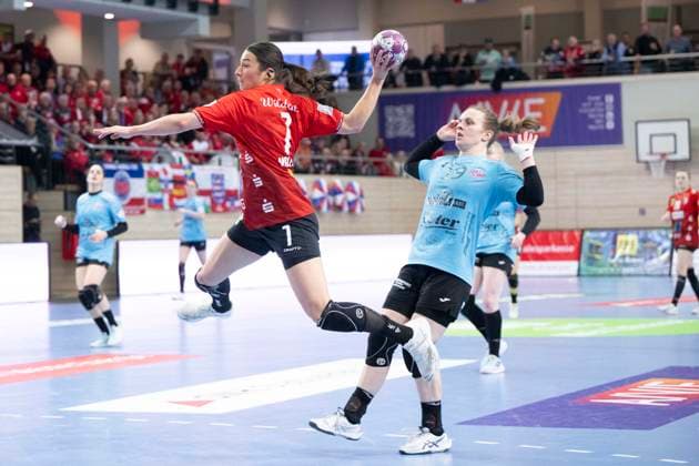 Handball Bundesliga Frauen, Saison 2025 2026 SV Union Halle-Neustadt vs.Thüringer HC Halle, Deutschland 07.Januar 2026: Im Bild:v.li.Lynn Molenaar (Halle) und Luca Farago (Thueringer HC) Halle Saale SWH Arena Sachsen-Anhalt Deutschland