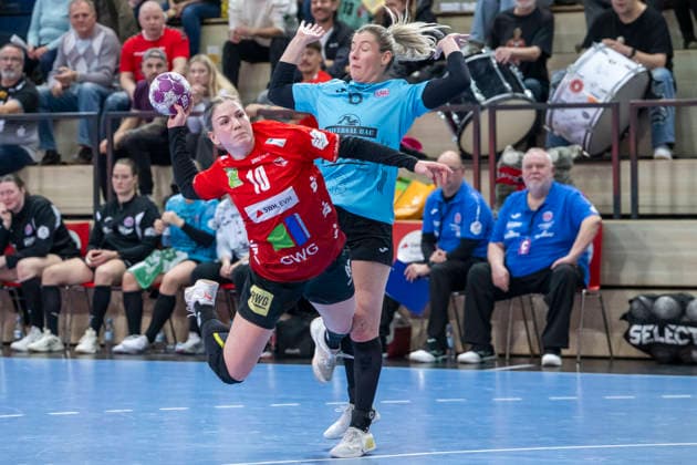 Handball Bundesliga Frauen, Saison 2025 2026 SV Union Halle-Neustadt vs.Thüringer HC Halle, Deutschland 07.Januar 2026: Im Bild:v.li.Viktoria Marksteiner (Halle) und Nathalie Hendrikse (Thueringer HC) Halle Saale SWH Arena Sachsen-Anhalt Deutschland