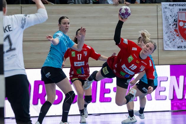 Handball Bundesliga Frauen, Saison 2025 2026 SV Union Halle-Neustadt vs.Thüringer HC Halle, Deutschland 07.Januar 2026: Im Bild:v.li.Anna Szabo (Thueringer HC) und Viktoria Marksteiner (Halle) Halle Saale SWH Arena Sachsen-Anhalt Deutschland