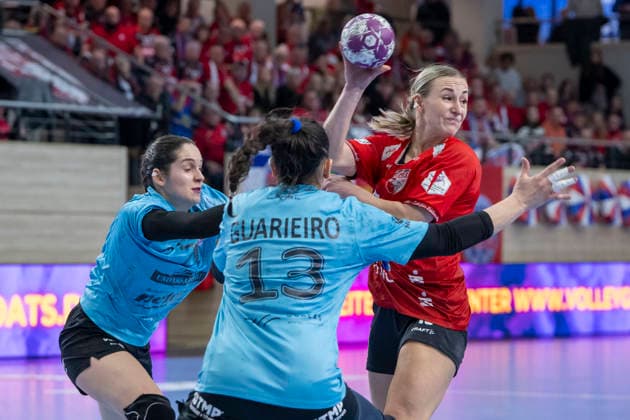Handball Bundesliga Frauen, Saison 2025 2026 SV Union Halle-Neustadt vs.Thüringer HC Halle, Deutschland 07.Januar 2026: Im Bild:v.li.Kelly de Abreu Rosa (Thüringer HC), Giulia Guarieiro (Thueringer HC) und Lea Gruber (Halle) Halle Saale SWH Arena Sachsen-Anhalt Deutschland