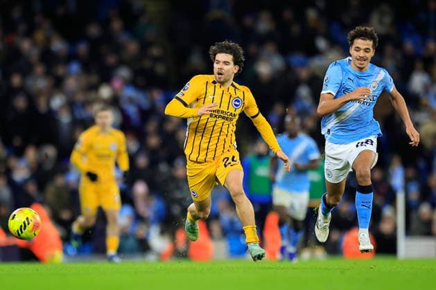 Manchester City v Brighton and Hove Albion, Premier League Ferdi Kadioglu (24) of Brighton & Hove Albion races to the ball with Max Alleyne (68) of Manchester City during the Premier League match between Manchester City and Brighton and Hove Albion at the Etihad Stadium, Manchester, UK on 7 January 2026. Manchester Etihad Stadium Manchester UK Editorial use only DataCo restrictions apply See www.football-dataco.com , Copyright: xConorxMolloyx PSI-23536-0085