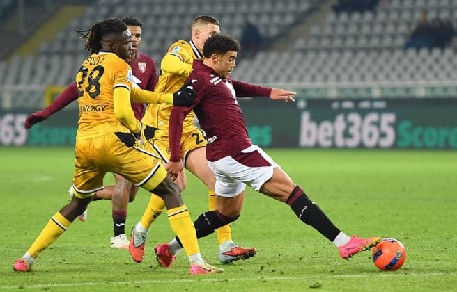January 7, 2026, Turin, Italy: Torino s Che Adams and Udinese s Oumar Solet in action during the Italian Serie A soccer match Torino FC vs Udinese Calcio at the Olimpico Grande Torino Stadium in Turin, Italy, 7 January 2026 ANSA ALESSANDRO DI MARCO. Serie A: Torino FC Vs Udinese Calcio  - ZUMAa110 20260107_zaf_a110_090 Copyright: xAlessandroxxxxxxxxDixMarcox