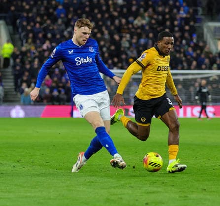 7th January 2026; Hill Dickinson Stadium, Liverpool, England; Premier League Football, Everton versus Wolverhampton Wanderers; Jake O Brien of Everton FC is tracked by Jackson Tchatchoua of Wolverhampton Wanderers  RogerxEvans