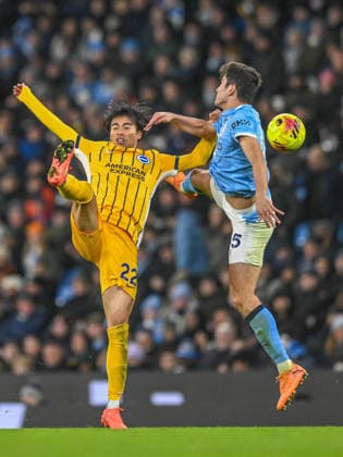 Manchester City v Brighton and Hove Albion Premier League Kaoru Mitoma of Brighton & Hove Albion and Abdukodir Khusanov of Manchester City during the Premier League match at the Etihad Stadium, Manchester 07 01 2026 UK Newspapers OUT Copyright: xKarlxVallantinex FIL-22758-0108
