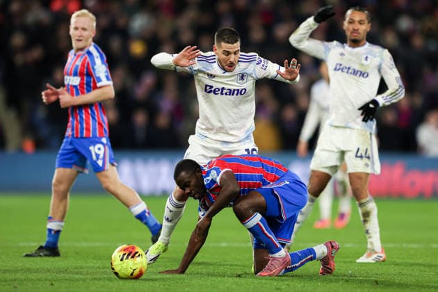 7th January 2026; Selhurst Park, Selhurst, London, England; Premier League Football, Crystal Palace versus Aston Villa; Tyrick Mitchell of Crystal Palace pressured by Emi Buendia of Aston Villa  HenningxvonxJagow