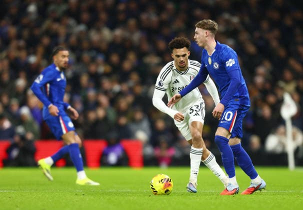 Fulham v Chelsea, English Premier League, Craven Cottage, London, UK - 07 01 2026 Cole Palmer of Chelsea is shadowed by Antonee Robinson of Fulham during the Premier League game at Craven Cottage London Craven Cottage London GBR, UK NEWSPAPERS OUT Copyright: xMarkxGreenwoodx